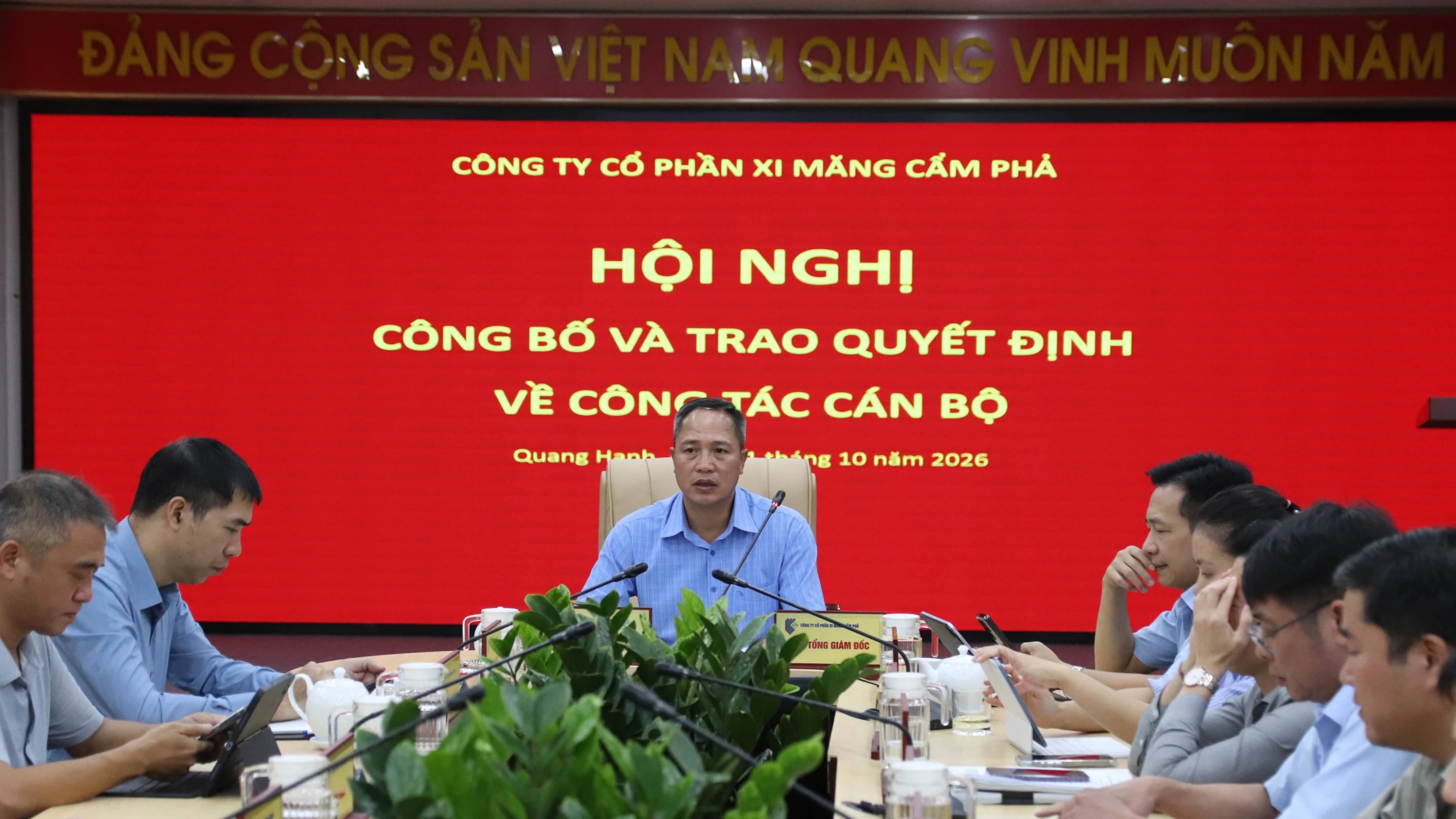 Xi măng Cẩm Phả tổ chức Hội nghị công bố và trao quyết định về công tác cán bộ